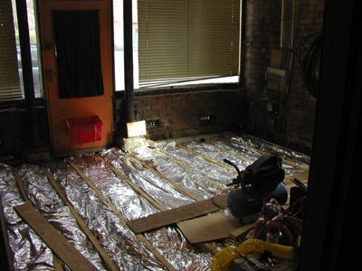 Floor insulated between the joists